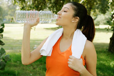 minum banyak cairan untuk mencegah dehidrasi
