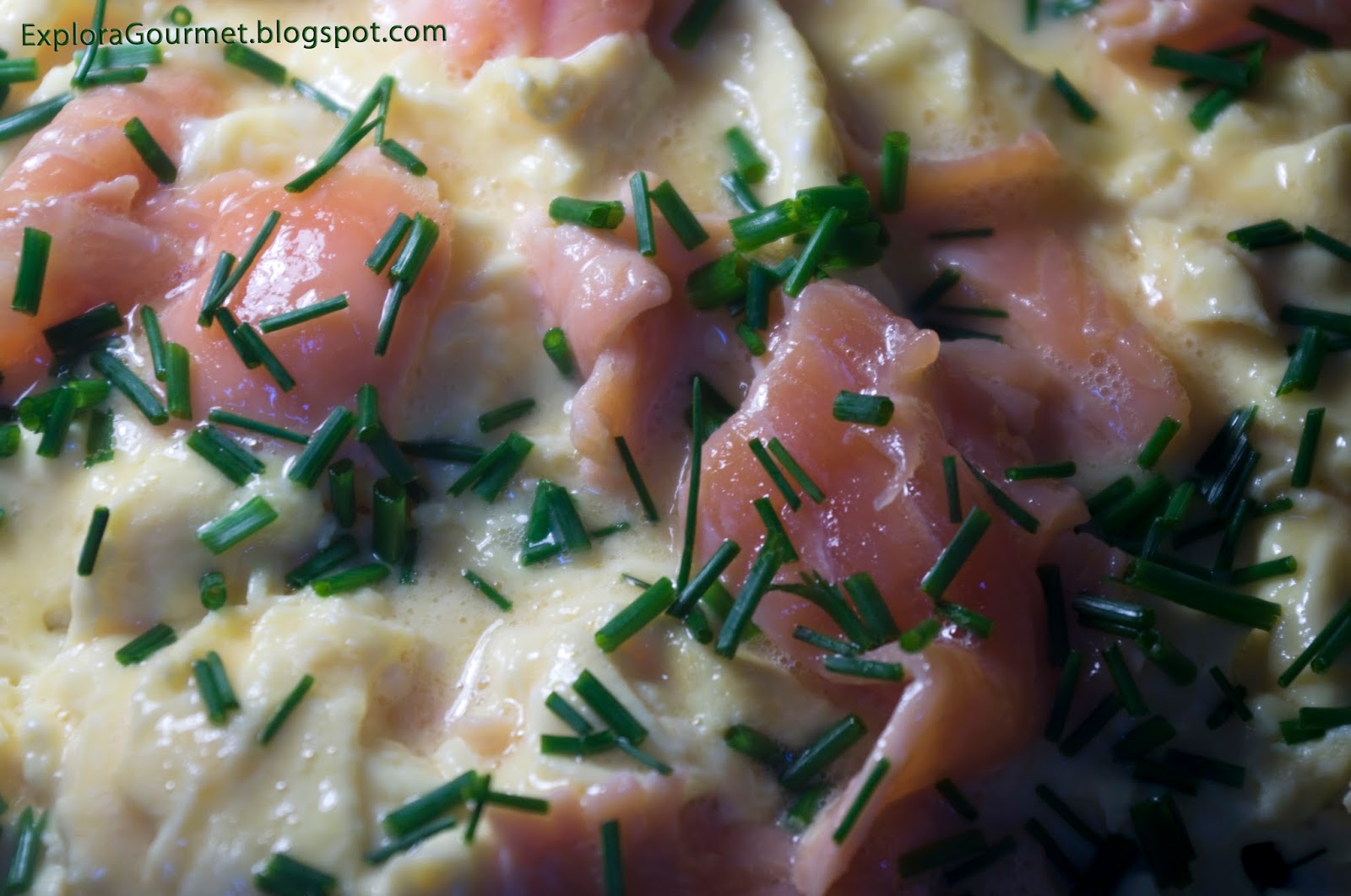 Huevos con salmón ahumado y mantequilla