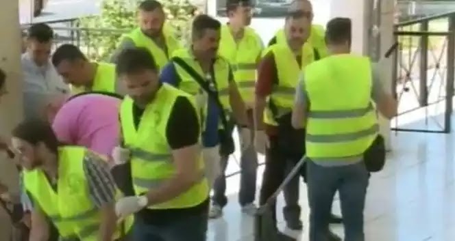 Διαμαρτυρία αστυνομικών με σκούπες και φαράσια έξω από τη ΓΑΔΑ - ΒΙΝΤΕΟ Διαμαρτυρία αστυνομικών με σκούπες και φαράσια έξω από τη ΓΑΔΑ - ΒΙΝΤΕΟ