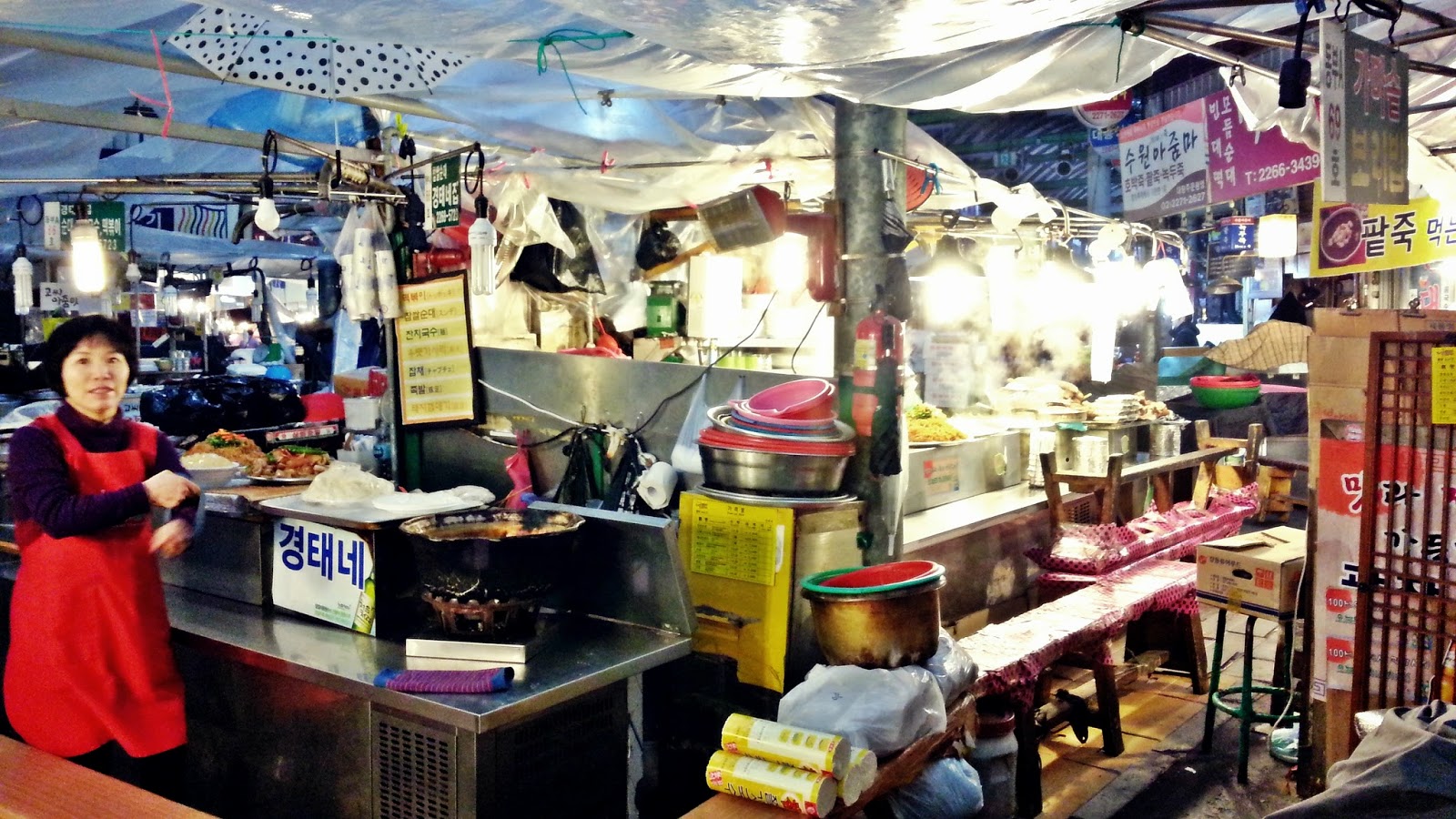 Food stalls inside Gwangjang market Traditional Gwanjang Market | www.meheartseoul.blogspot.com