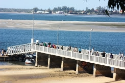 Superlotação de barcos preocupa passageiros na travessia da baía de Inhambane