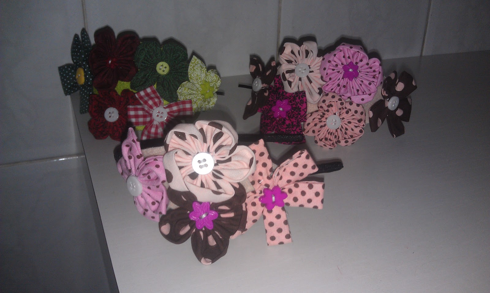Mundo Do Craft Tiara com flores de fuxico