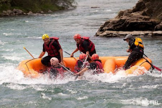Mi caida haciendo Rafting en el Pirineo de Huesca (Foto de @machbel) Rafting Pirineo Huesca