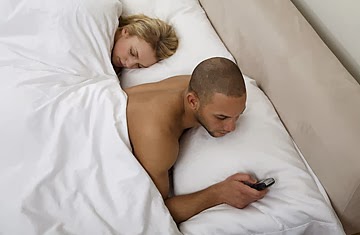 إشارات تدل على أن حبيبك أو زوجك يواعد امرأة أخرى !!! إشارات تدل على أن حبيبك أو زوجك يواعد امرأة أخرى - رجل خائن يخون المرأة زوحته حبيبته - man_cheating_unfaithful