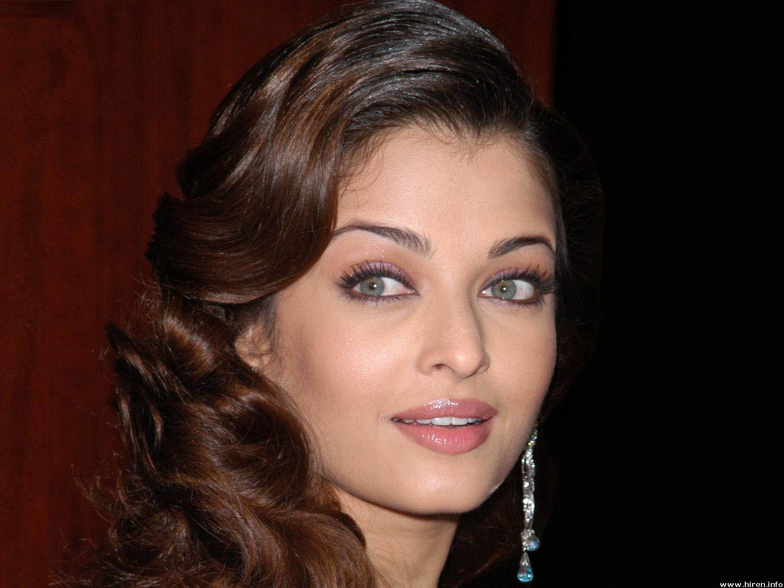 http://2.bp.blogspot.com/-f8o7qfQNbMo/Tfjkb-DESCI/AAAAAAAAAuU/zSc8gGZQGes/s1600/aishwarya+rai+hot%252Bhd%252Bpicture+%252818%2529.jpg