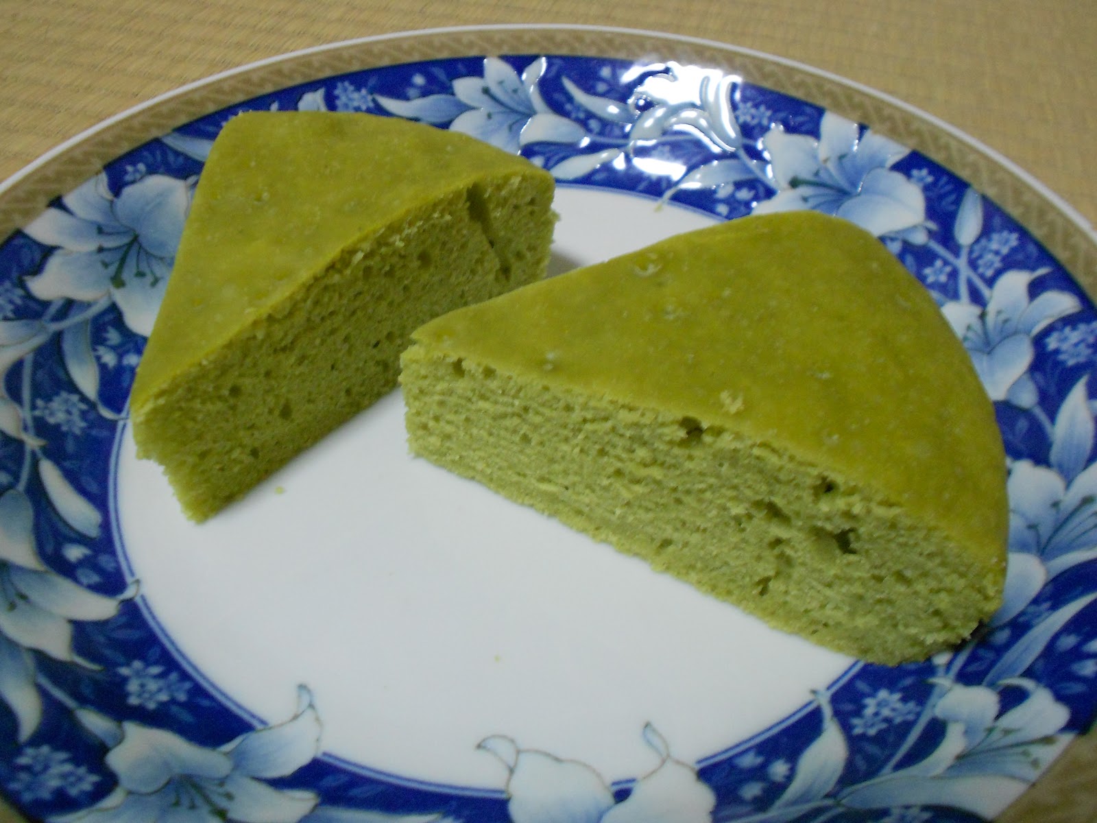 Cooking Tokyo Matcha cake from the rice cooker