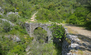 The trail after the bridge continues to Peille