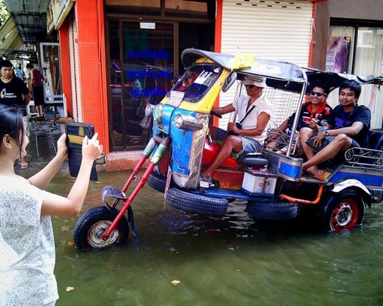 Ide Unik Untuk Menghadapi Banjir di Thailand Ide Unik Untuk Menghadapi Banjir di Thailand