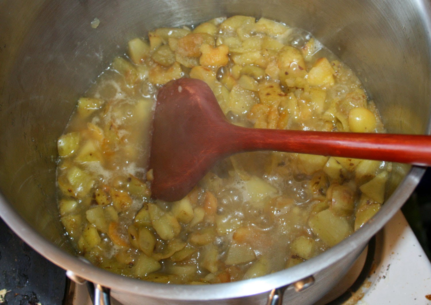 Boiling the rest of the apples Boiling the rest of the apples