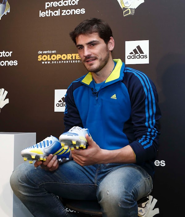Casillas presenta sus nuevas botas y guantes Adidas Casillas presenta sus nuevas botas y guantes Adidas