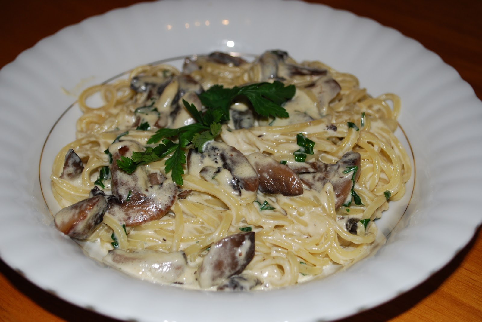 Podróże kulinarne świata Spaghetti Alfredo z pieczarkami