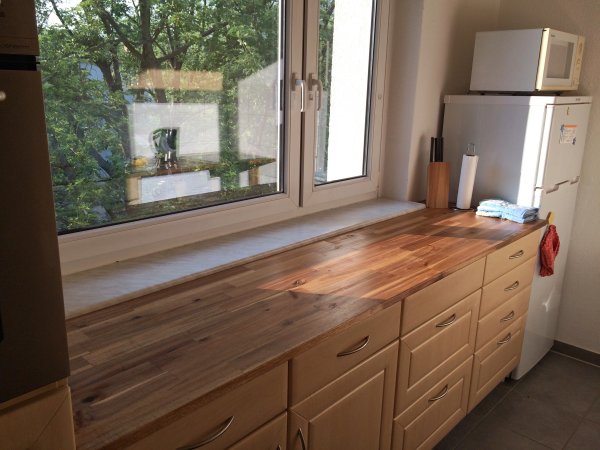 Küche mit Arbeitsplatte aus Akazienholz