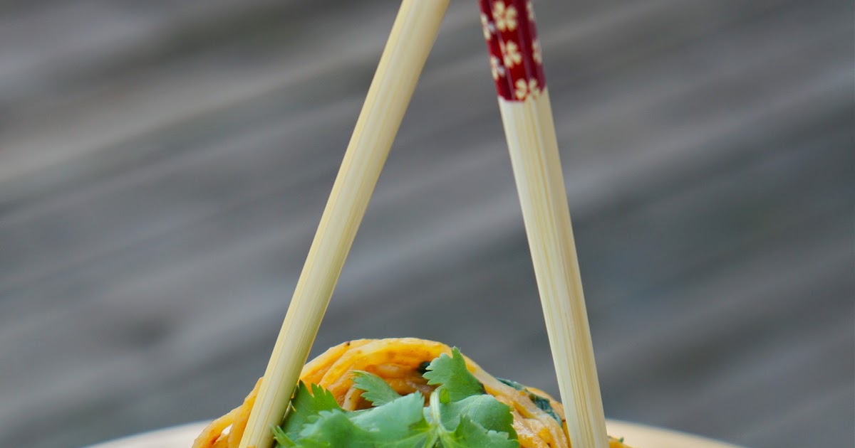 Rice noodles in peanut curry sauce