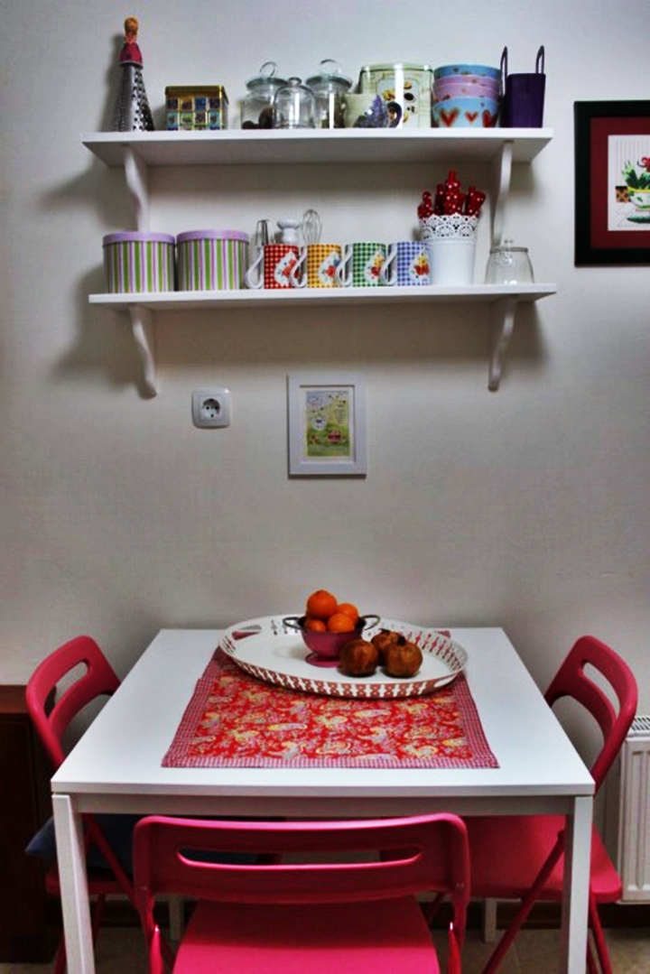 defne yaprağı Altı üstü bir masa, dört sandalye… defne yaprağı Altı üstü bir masa, dört sandalye…