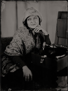 Ambrotime - Studio of Victorian Photography, Junge Frau mit Grammophon, Dmitriy Klein, ambrotype, 18x24cm