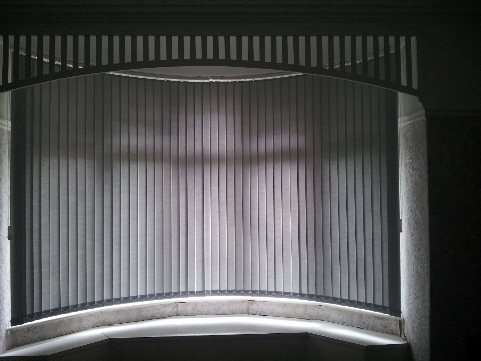 the curved vertical window blind is closed, you can see that the blind ... the curved vertical window blind is closed, you can see that the blind ...