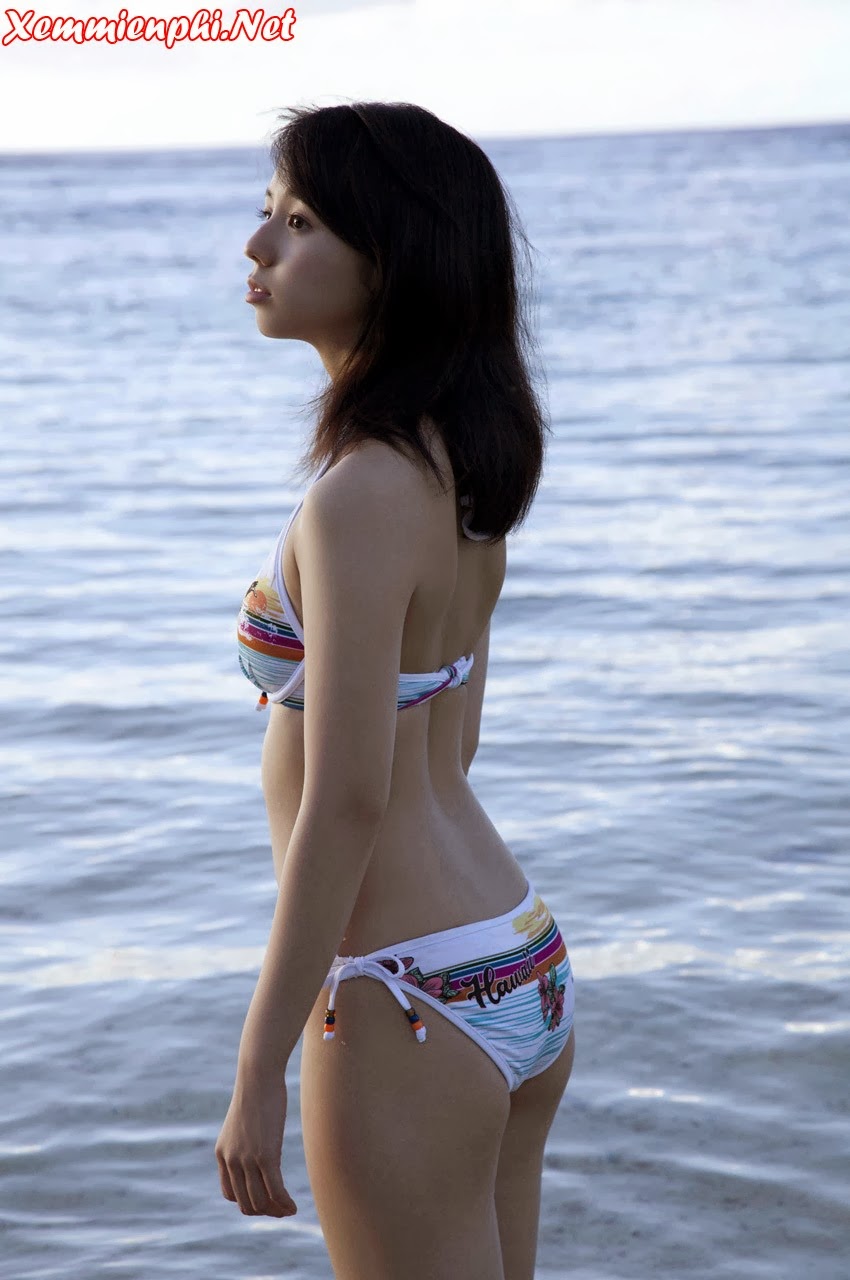 Rina Koike mặc bikini khoe hàng ngoài bờ biển