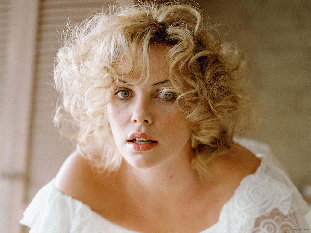 Charlize Theron Saç Modelleri ve ResimleriÜnlü Saç Modelleri