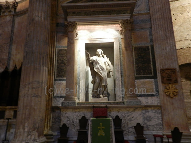 Statues are in enclaves in the walls of the Pantheon