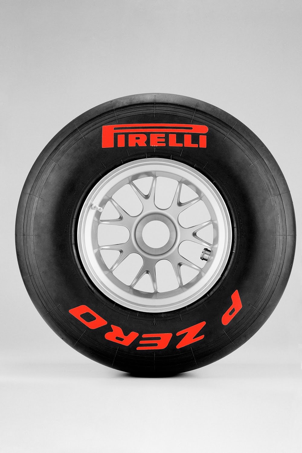http://2.bp.blogspot.com/-fGxKQmKfCJQ/TYWDn_ifL2I/AAAAAAAAD5s/a07DvZ8rx7Y/s1600/Pirelli_F1_slick%252Bred.JPG