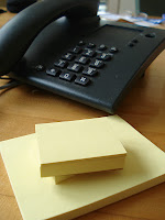 Teléfono y post-it Toma nota de todos los datos de identificación de la llamada