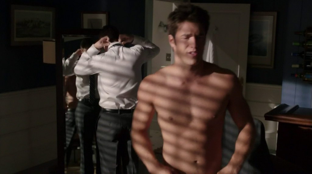 Joshua Bowman Shirtless in Revenge s1e05 - Shirtless Men at groopii.