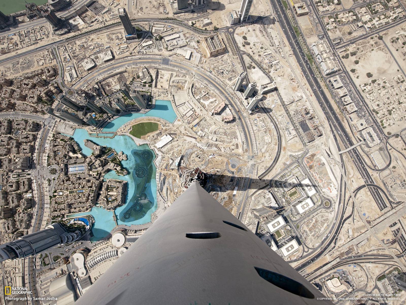 http://2.bp.blogspot.com/-fJeBtID_-Es/Tl7WM3piOzI/AAAAAAAAAM8/S29R3OMslgc/s1600/Looking%2Bdown%2Bfrom%2BBurj%2BKhalifa%252C%2BDubai.jpg