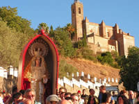 La salida de la Virgen del puerto, con la Iglesia de Zufre al fondo.