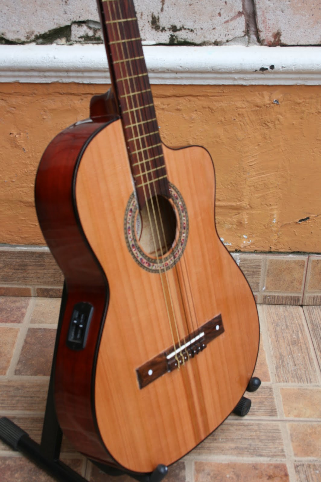Taller Medina Cardiel: Guitarra de aguacate electroacústica económica TMC043