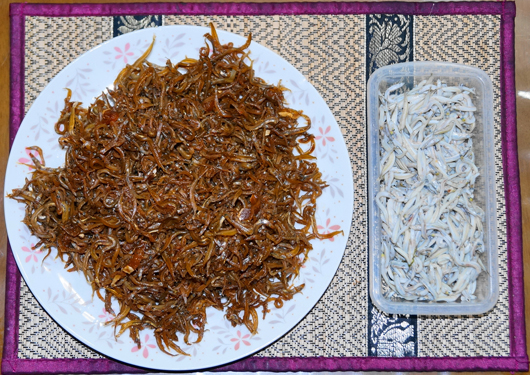 Left side is boiled fishes like nail. Right side is boiled up with only water, is called “ Kama-age”. 