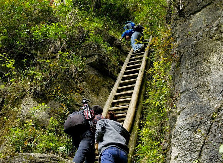 20 Of The Most Dangerous And Unusual Journeys To School In The World - Zhang Jiawan Village, Southern China