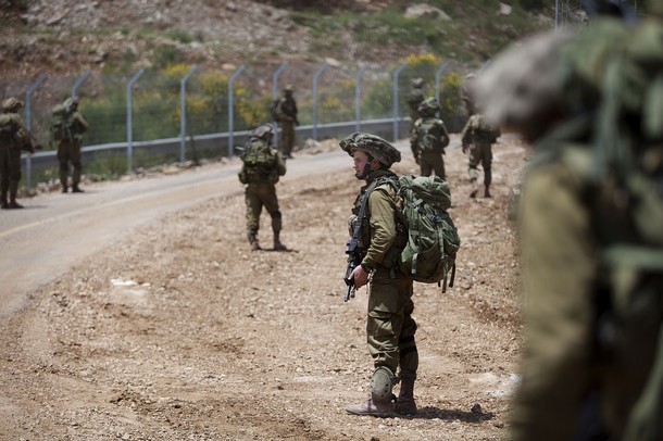 israël Israeli+soldiers+patrol+along+the+border+fence+between+the+Israeli-annexed+Golan+Heights+and+Syria+next+to+the+Druze+village+of+Majdal+Shams+%25288%2529