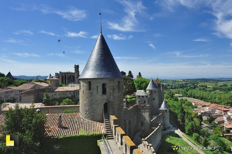 Vue sur les remparts de Carcassonne et la tour de la justice à partie du chemin de ronde du Château comtal Vue sur les remparts de Carcassonne et la tour de la justice à partie du chemin de ronde du Château comtal photo pascal blachier