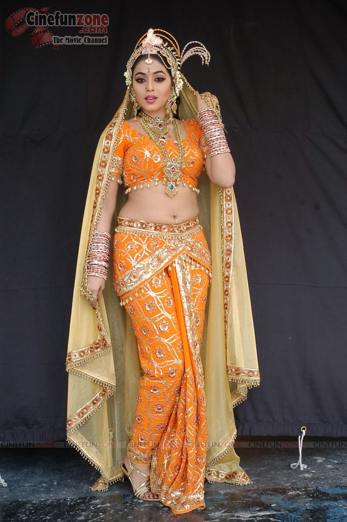 Shamna Kasim Hot South Traditional Dance Images - 8 Pics