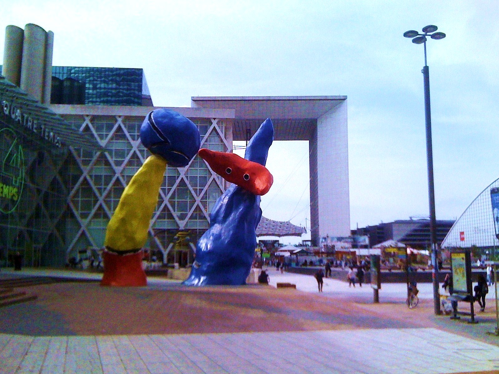 Paris Deux personnages fantastiques de Joan Mirò 1976 place de la