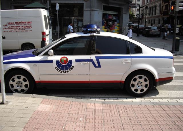 coche-ertzaintza-en-paso-de-cebra-640x64