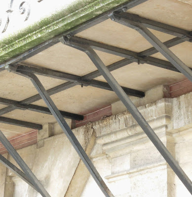 Console métallique du balcon du 12 place des Vosges à Paris