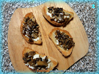 Crostini di pane toscano, funghi e mozzarella