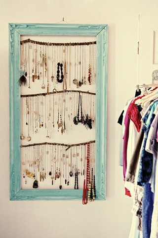 Ordenar y organizar nuestras joyas y maquillaje en nuestro dormitorio es  muy fácil con este armario con espejo (que además está rebajado)