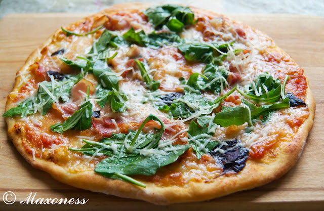 Пицца с моццареллой, базиликом, беконом и руколой от Джейми Оливера. Итальянская кухня.