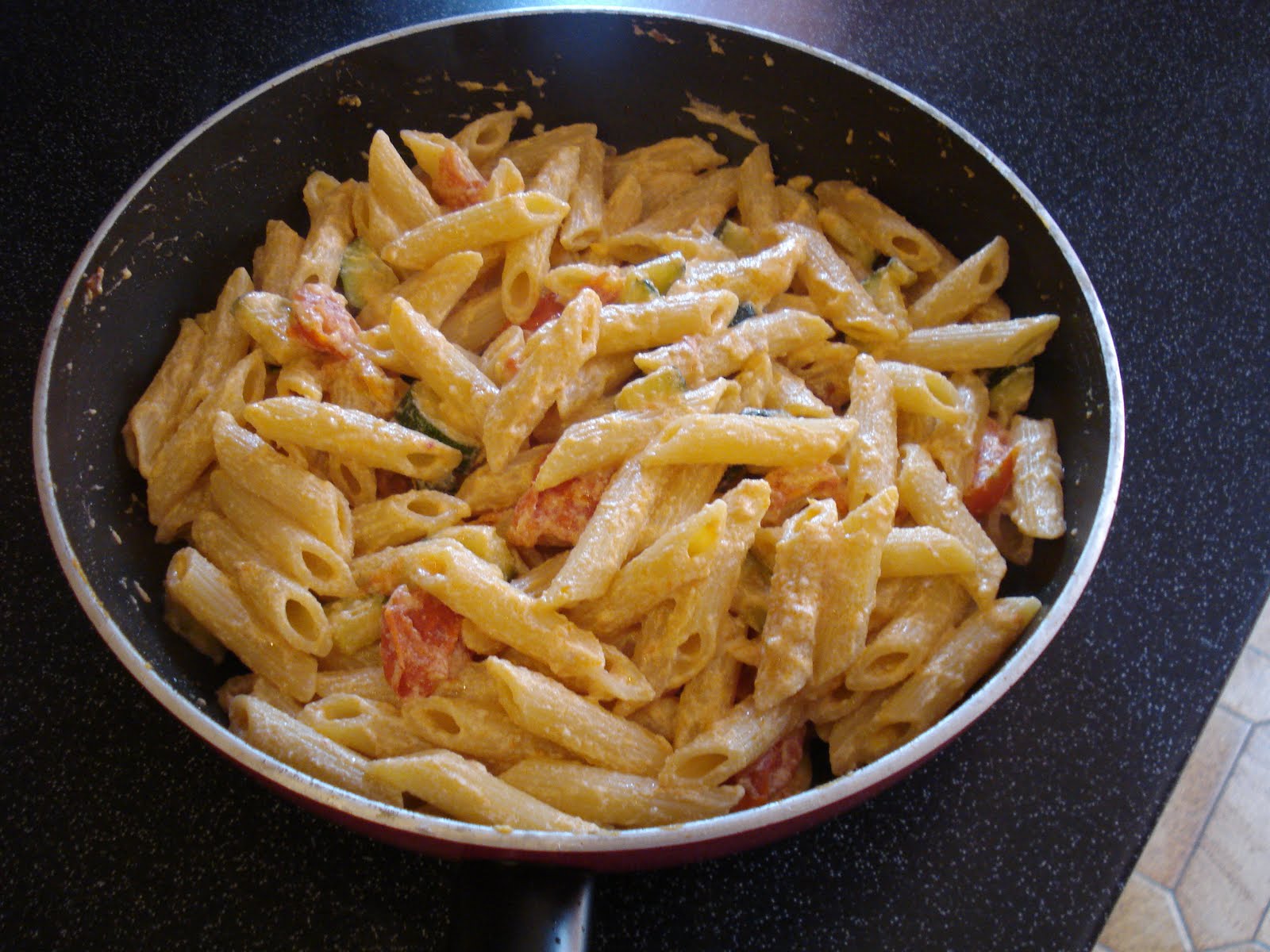 Pasta zucchine, pomodorini e ricotta da CUOR DI CUCCHIAIO su