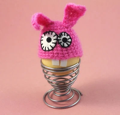 Bunny egg warmer - lapin chapeau d'oeuf par CocoFlower