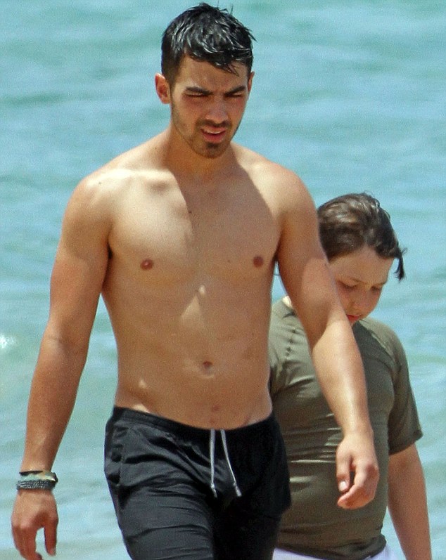 A real bonus for Jonas fans! Joe and brother Nick take off their shirts