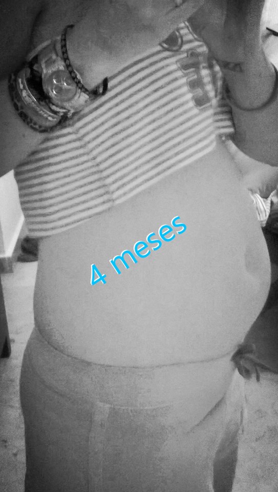 Del modelo de los trajes de baño para un pequeño pecho y las caderas anchas