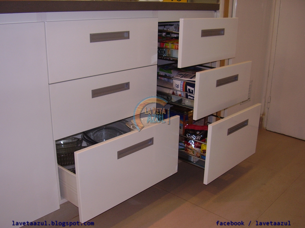 La Veta Azul: Mueble de Cocina Laqueado en Blanco Brillante