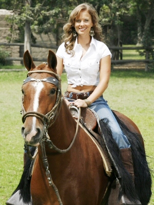 Rossana Fernández-Maldonado montando un caballo Rossana Fernández-Maldonado montando un caballo