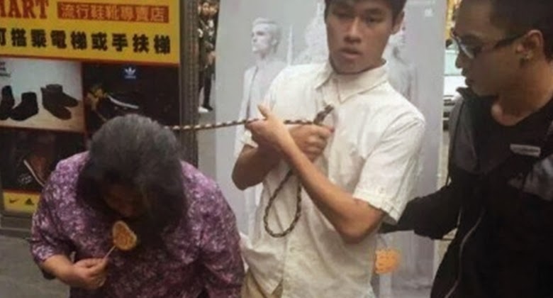 Nenek yang Satu ini Dijadikan Seperti Binatang Peliharaan