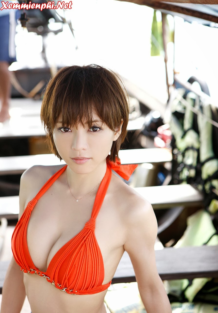 Yumiko Shaku mặc bikini màu đỏ đi du lịch