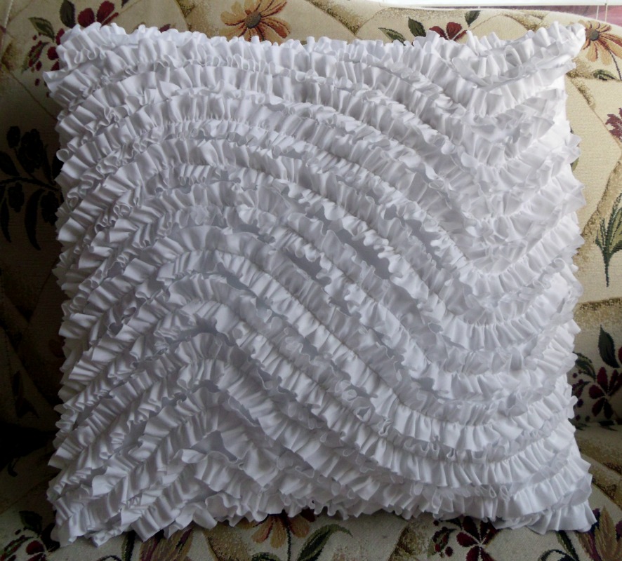 Ameroonie Designs Wavy Ruffle Pillow Tutorial