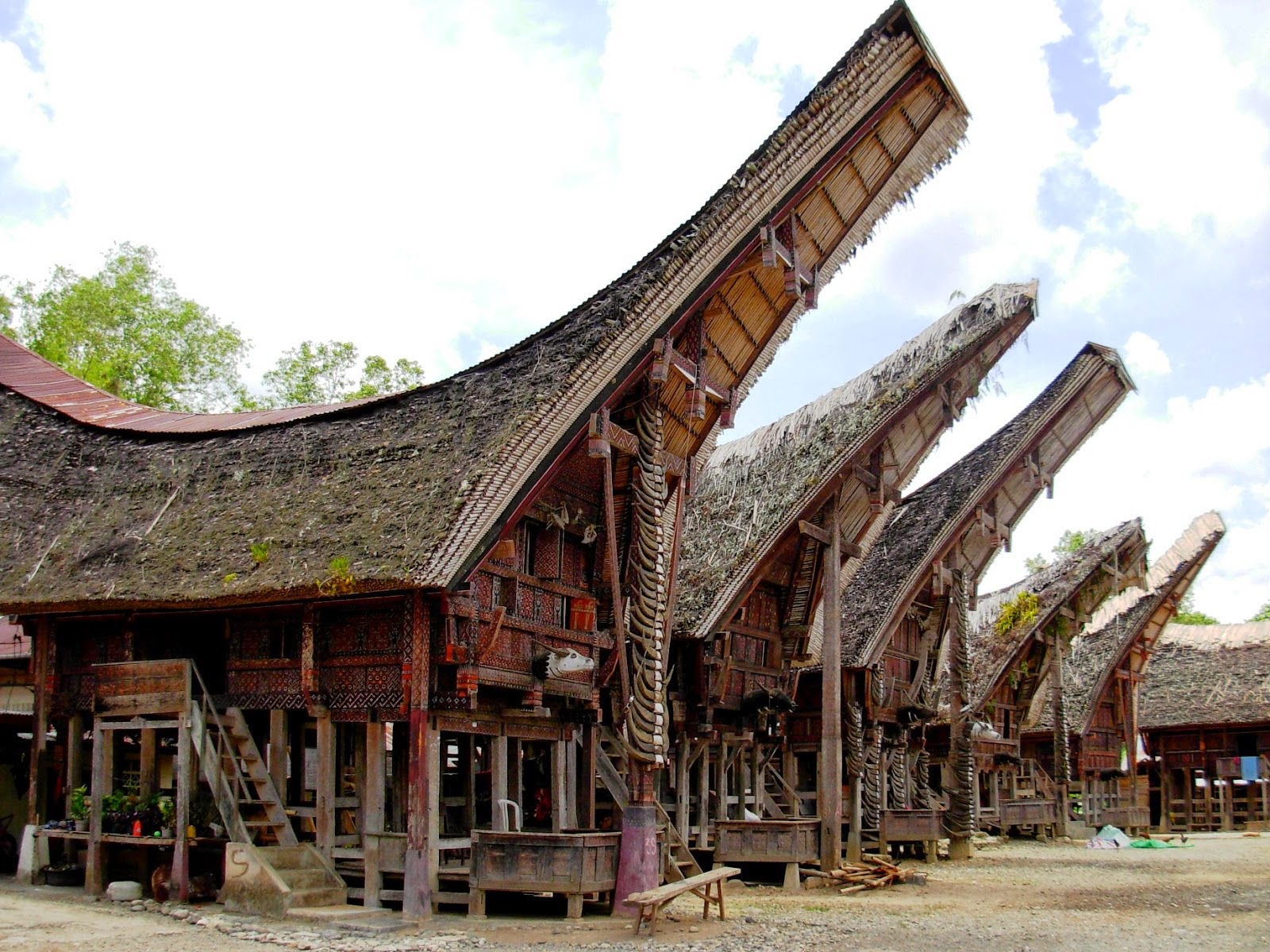 Tongkonan Rumah Adat Sulawesi Selatan - TradisiKita, Indonesia